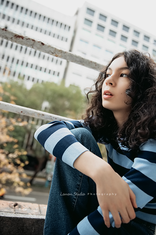 Frances媽麻帶著14歲的瑋秦來拍個人寫真,在黎爸的引導下,拍出了許多瑋秦不同的面貌,這張瑋看著遠方,很有青少女的時尚感!