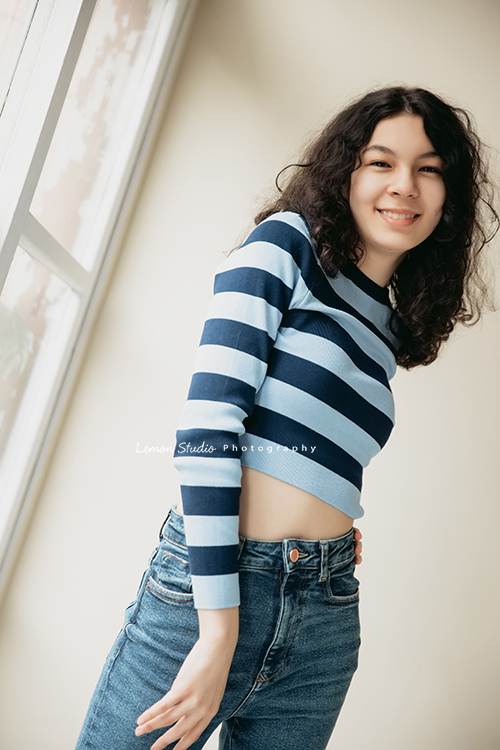 Frances媽麻帶著14歲的瑋秦來拍個人寫真,在黎爸的引導下,拍出了許多瑋秦不同的面貌,這張瑋秦輕鬆地看著鏡頭,輕鬆地微笑!