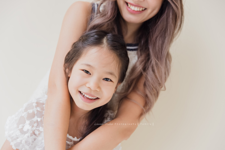 鄭媽媽的孩子孫子們都在國外居住，趁著大家一起回台灣一起來拍照，這張是媳婦和孫女的合照！