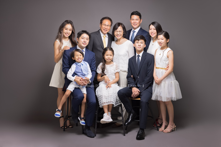 鄭媽媽的孩子孫子們都在國外居住，趁著大家一起回台灣一起來拍照，這張是三代同堂的全家福！