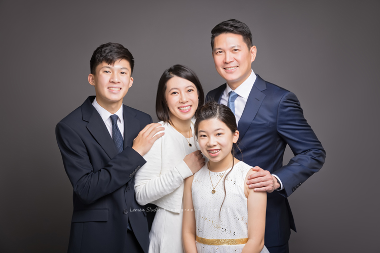 鄭媽媽的孩子孫子們都在國外居住，趁著大家一起回台灣一起來拍照，這張是女兒一家的全家福！一家人都很上相啊！