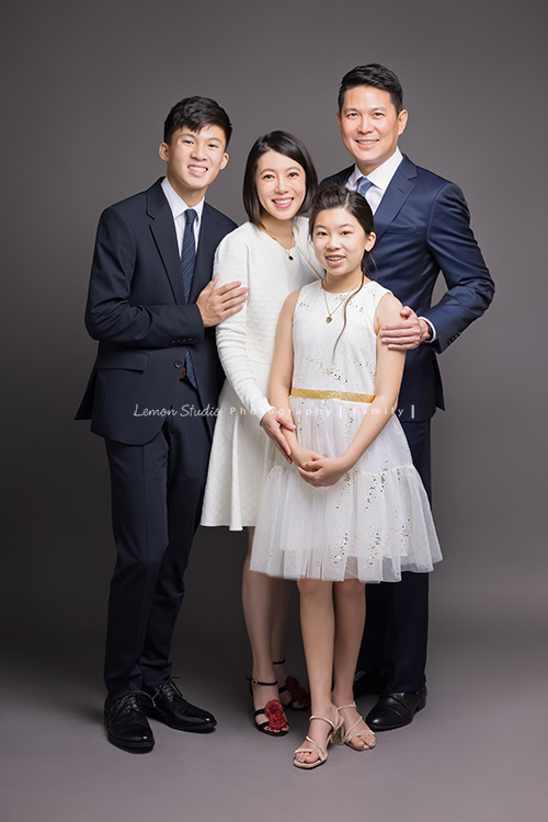 鄭媽媽的孩子孫子們都在國外居住，趁著大家一起回台灣一起來拍照，這張是女兒一家的全家福！