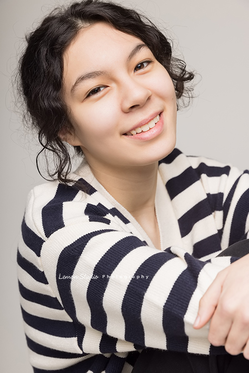 Frances媽麻帶著14歲的瑋秦來拍個人寫真,在黎爸的引導下,拍出了許多瑋秦不同的面貌,這張瑋秦坐著手抱膝蓋看著鏡頭微笑!這樣的燈光也讓這張個人寫真相片很有時尚感!