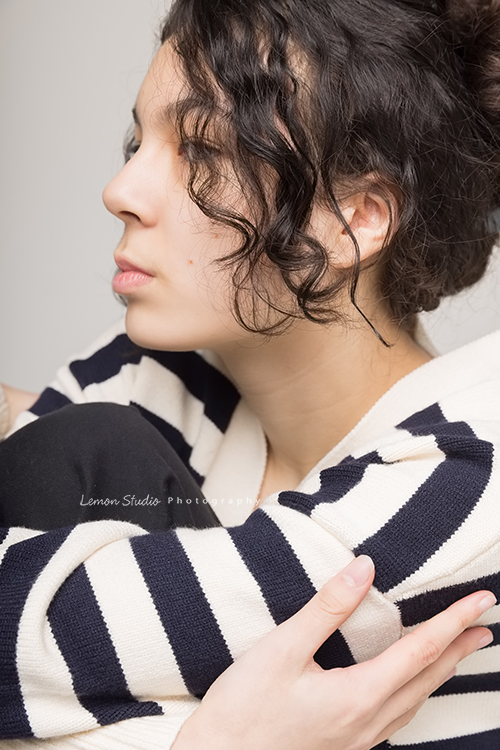 Frances媽麻帶著14歲的瑋秦來拍個人寫真,在黎爸的引導下,拍出了許多瑋秦不同的面貌,這張是瑋秦雙手抱在胸前的側面特寫!