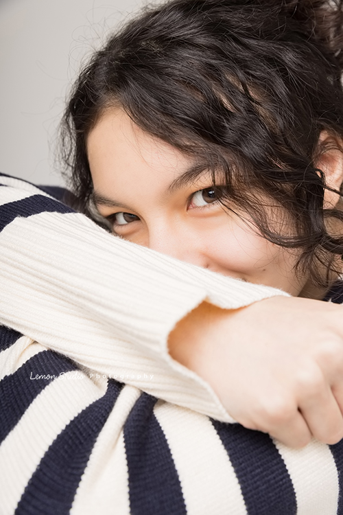 Frances媽麻帶著14歲的瑋秦來拍個人寫真,在黎爸的引導下,拍出了許多瑋秦不同的面貌,這張是瑋秦雙手抱在臉龐,遮了一部分的臉,但從眼神可以看出來瑋秦正在微笑!瑋秦的眼睛好美啊!