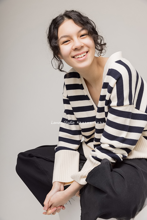 Frances媽麻帶著14歲的瑋秦來拍個人寫真,在黎爸的引導下,拍出了許多瑋秦不同的面貌,這張瑋秦坐在箱子上,很輕鬆地看著鏡頭微笑!