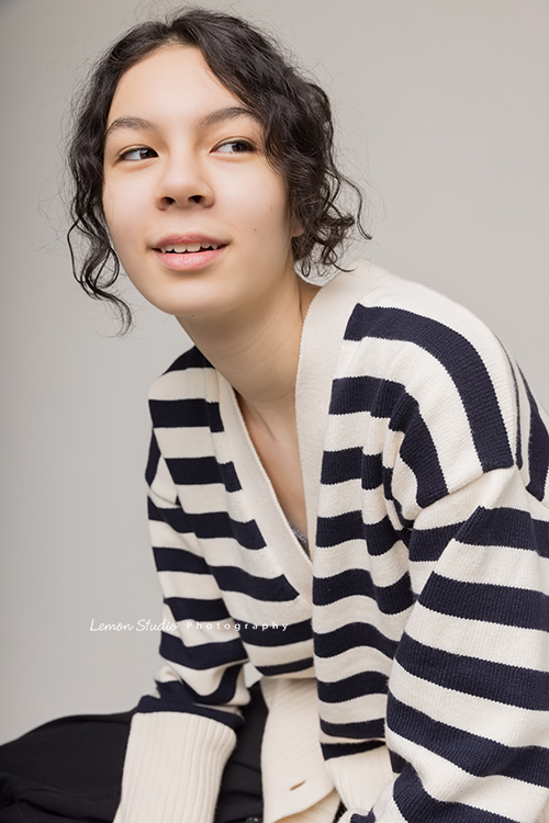 Frances媽麻帶著14歲的瑋秦來拍個人寫真,在黎爸的引導下,拍出了許多瑋秦不同的面貌,這張瑋秦看著遠方,帶著可愛的微笑!