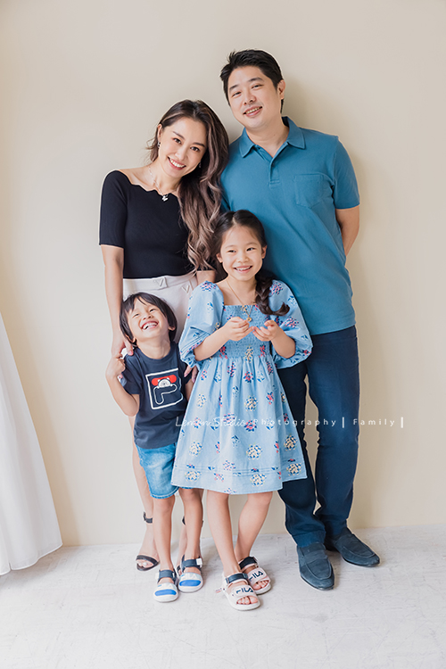 鄭媽媽的孩子孫子們都在國外居住，趁著大家一起回台灣一起來拍照，這張是兒子一家的全家福！