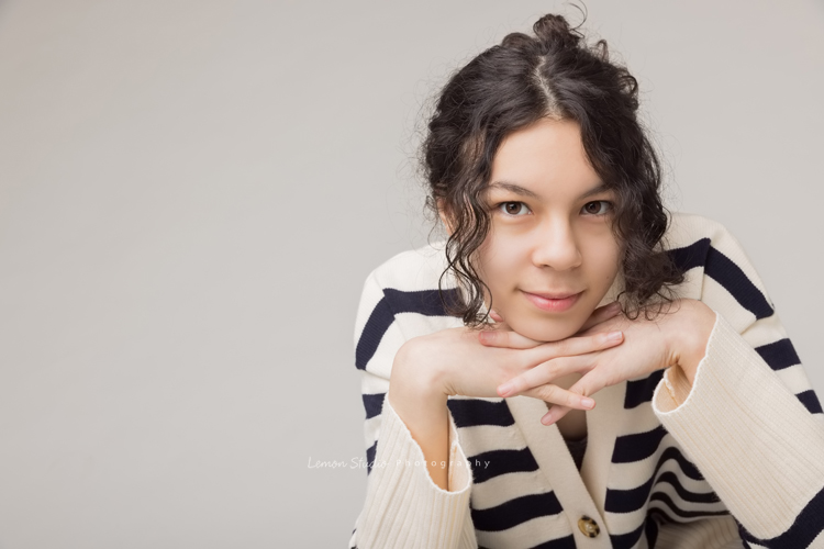 Frances媽麻帶著14歲的瑋秦來拍個人寫真,在黎爸的引導下,拍出了許多瑋秦不同的面貌,這張瑋秦手放在下巴處,對著鏡頭有自信的微笑!