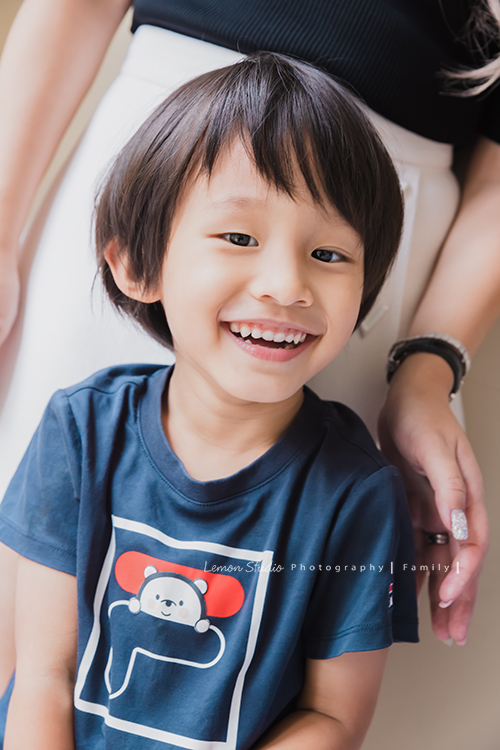 鄭媽媽的孩子孫子們都在國外居住，趁著大家一起回台灣一起來拍照，這張是可愛的小孫子的獨照！