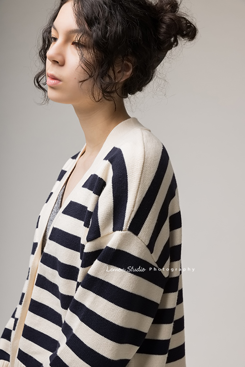 Frances媽麻帶著14歲的瑋秦來拍個人寫真,在黎爸的引導下,拍出了許多瑋秦不同的面貌,這張是瑋秦側臉,臉上沒有微笑,但相片有一種寧靜及氣質!