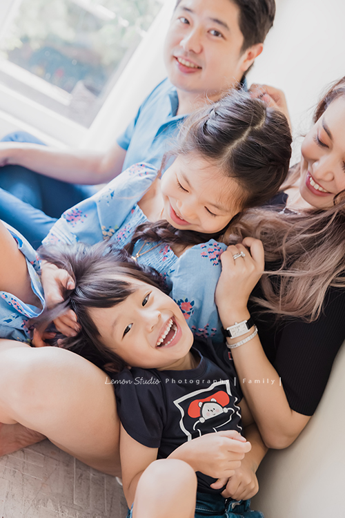 鄭媽媽的孩子孫子們都在國外居住，趁著大家一起回台灣一起來拍照，這張是兒子一家互動，好自然好美的一張！