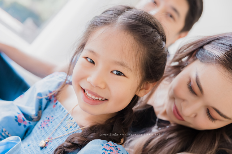 鄭媽媽的孩子孫子們都在國外居住，趁著大家一起回台灣一起來拍照，這張是可愛的小孫女的獨照！