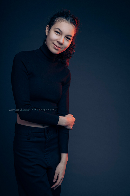 Frances媽麻帶著14歲的瑋秦來拍個人寫真,在黎爸的引導下,拍出了許多瑋秦不同的面貌,這張瑋秦把頭髮紮起來看著鏡頭微笑,黎爸用了藍色的背景及特殊的燈光,很有時尚感的一張個人寫真相片!
