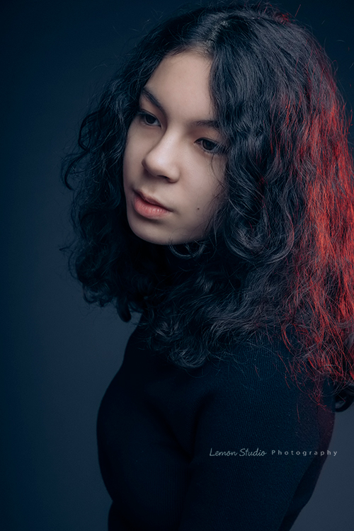 Frances媽麻帶著14歲的瑋秦來拍個人寫真,在黎爸的引導下,拍出了許多瑋秦不同的面貌,這張瑋秦沒有看鏡頭,黎爸用了藍色的背景及特殊的燈光,很有時尚感的一張個人寫真相片!