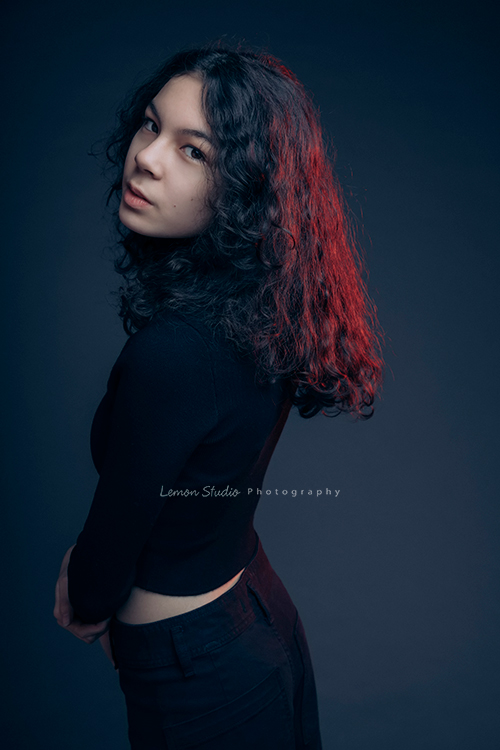 Frances媽麻帶著14歲的瑋秦來拍個人寫真,在黎爸的引導下,拍出了許多瑋秦不同的面貌,這張瑋秦轉過頭來看著鏡頭微笑,黎爸用了藍色的背景及特殊的燈光,很有時尚感的一張個人寫真相片!