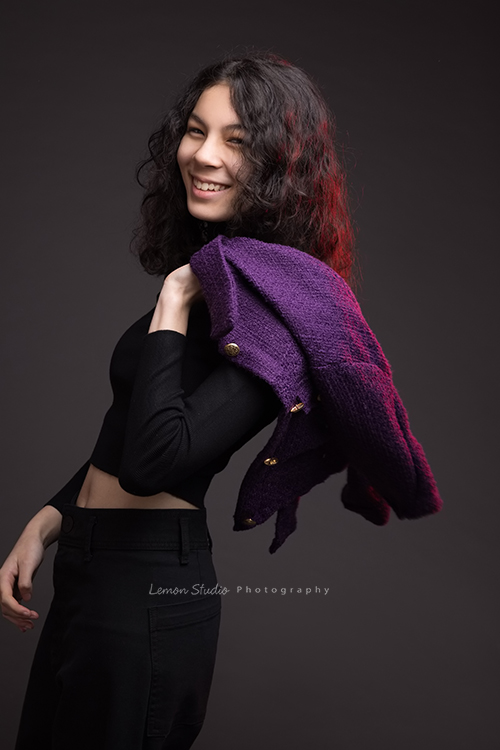 Frances媽麻帶著14歲的瑋秦來拍個人寫真,在黎爸的引導下,拍出了許多瑋秦不同的面貌,這張瑋秦側身看著鏡頭笑得很開心!黎爸用了灰色的背景及特殊的燈光,很有時尚感的一張個人寫真相片!瑋秦好像時尚model啊!