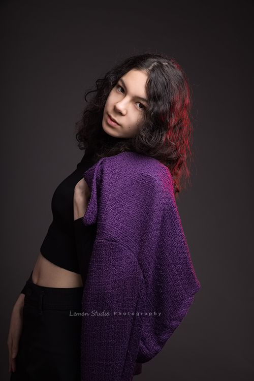 Frances媽麻帶著14歲的瑋秦來拍個人寫真,在黎爸的引導下,拍出了許多瑋秦不同的面貌,這張瑋秦側身看著鏡頭,黎爸用了灰色的背景及特殊的燈光,很有時尚感的一張個人寫真相片!瑋秦好像時尚model啊!