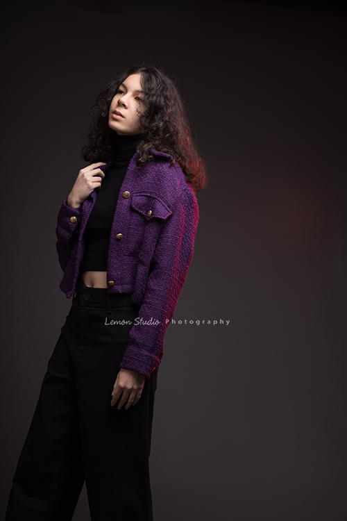 Frances媽麻帶著14歲的瑋秦來拍個人寫真,在黎爸的引導下,拍出了許多瑋秦不同的面貌,這張瑋秦一手抓著衣服沒有看鏡頭,黎爸用了灰色的背景及特殊的燈光,很有時尚感的一張個人寫真相片!瑋秦好像時尚model啊!