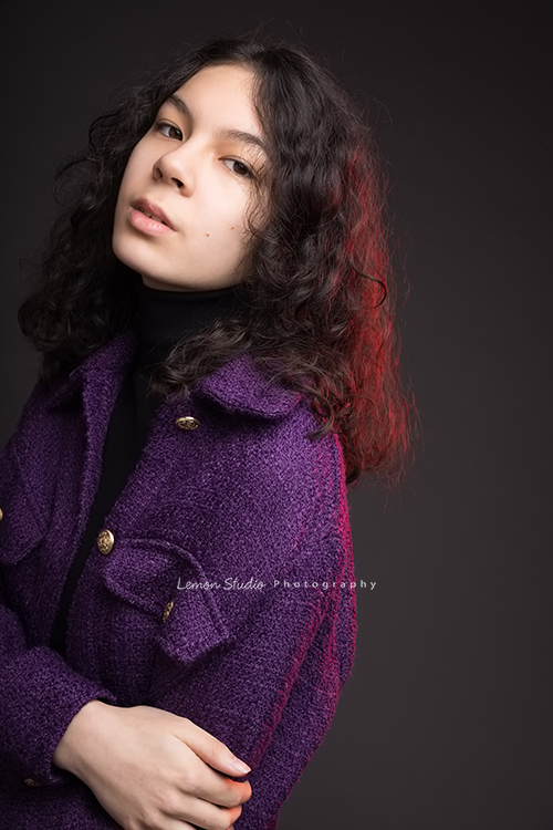 Frances媽麻帶著14歲的瑋秦來拍個人寫真,在黎爸的引導下,拍出了許多瑋秦不同的面貌,這張瑋秦側身微微地看著鏡頭,黎爸用了灰色的背景及特殊的燈光,很有時尚感的一張個人寫真相片!瑋秦好像時尚model啊!