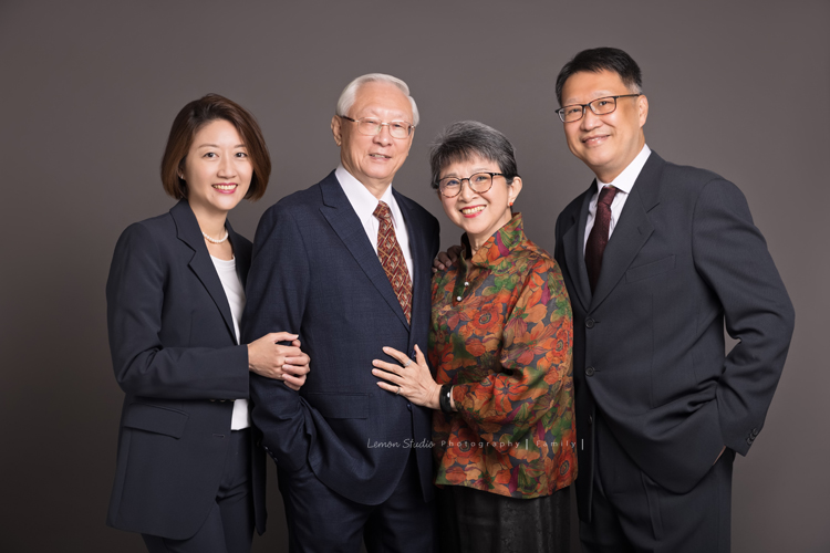 若平和兩位姊姊帶著爸爸媽媽來拍三代同堂的全家福，這張是爸爸媽媽與姊姊及先生的合照！