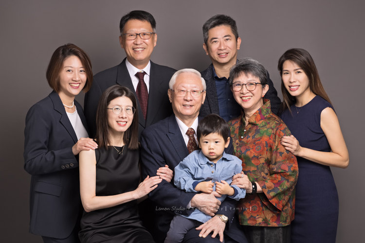 若平和兩位姊姊帶著爸爸媽媽來拍三代同堂的全家福，這是一家人的大合照，這張大家笑得更開心了！