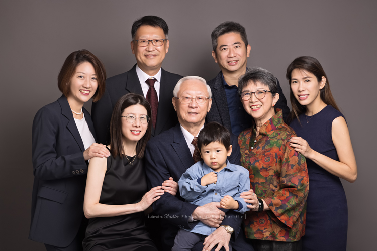 若平和兩位姊姊帶著爸爸媽媽來拍三代同堂的全家福，這是一家人的大合照！