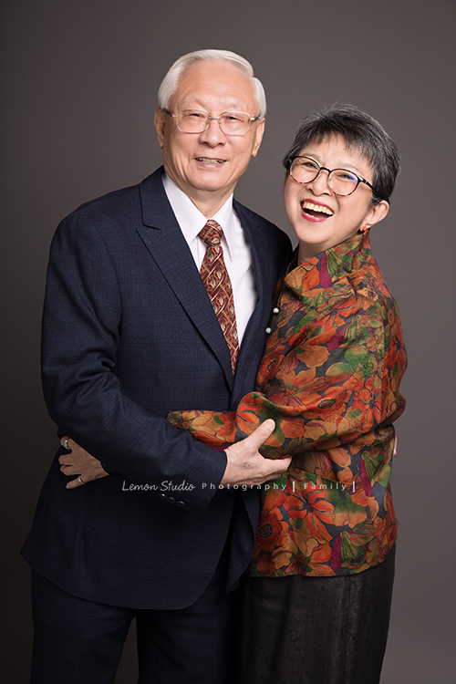 若平和兩位姊姊帶著爸爸媽媽來拍三代同堂的全家福，這張是爸拔媽麻的合照，兩人好開心的樣子啊！