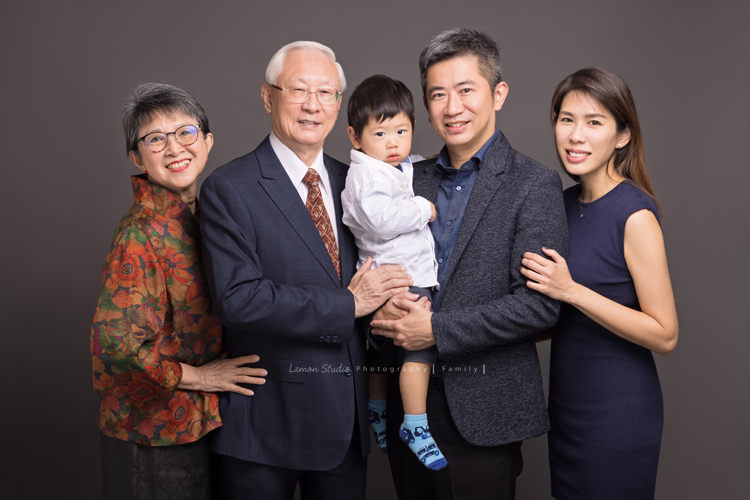 若平和兩位姊姊帶著爸爸媽媽來拍三代同堂的全家福，這張是二姐一家和爸爸媽媽的合照！
