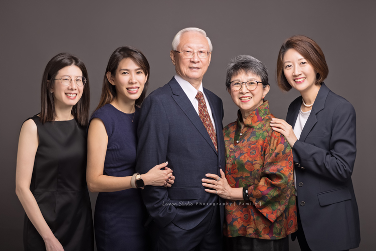 若平和兩位姊姊帶著爸爸媽媽來拍三代同堂的全家福，這張是三個女兒和爸爸媽媽的全家福！