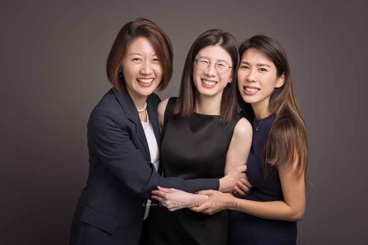 若平和兩位姊姊帶著爸爸媽媽來拍三代同堂的全家福，這張是三姐妹的合照！太可愛了！