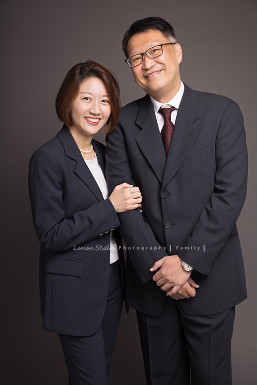 若平和兩位姊姊帶著爸爸媽媽來拍三代同堂的全家福，這張是姊姊和先生的合照！