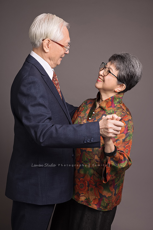 若平和兩位姊姊帶著爸爸媽媽來拍三代同堂的全家福，爸拔媽麻兩人在跳舞的樣子啊！