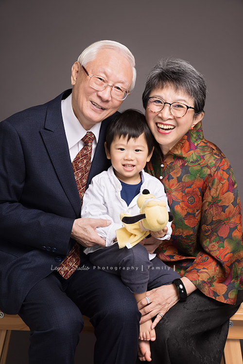 若平和兩位姊姊帶著爸爸媽媽來拍三代同堂的全家福，這張是可愛的小孫子和爺爺奶奶的合照！