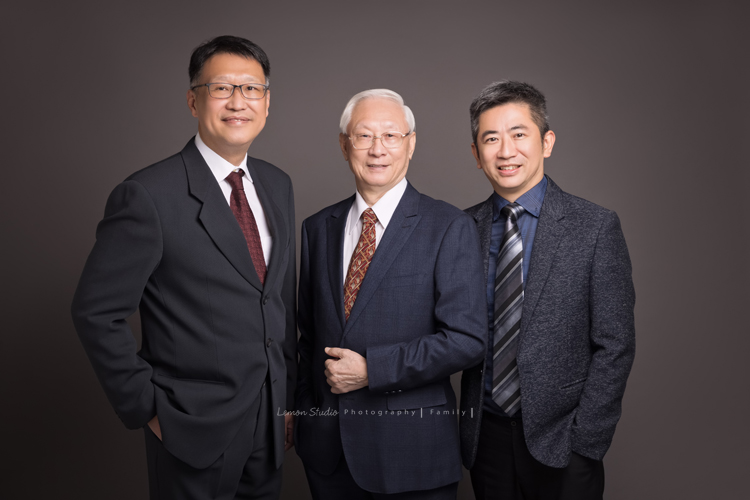 若平和兩位姊姊帶著爸爸媽媽來拍三代同堂的全家福，這張是爸爸與兩個女婿的合照！