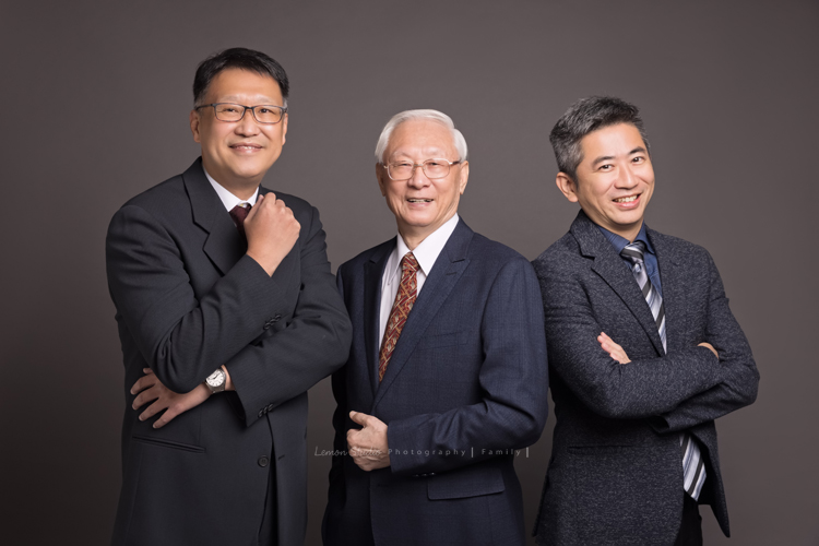若平和兩位姊姊帶著爸爸媽媽來拍三代同堂的全家福，這張是爸爸與兩個女婿的合照！三人擺pose很帥喔！