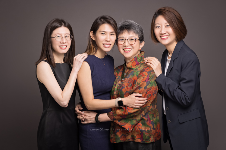 若平和兩位姊姊帶著爸爸媽媽來拍三代同堂的全家福，這張是媽媽與三個女兒的合照！