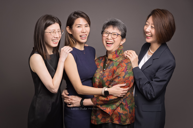 若平和兩位姊姊帶著爸爸媽媽來拍三代同堂的全家福，這張是媽媽與三個女兒的合照！這張四人笑得太可愛了！