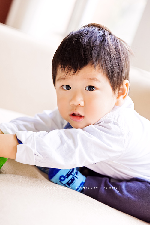 若平和兩位姊姊帶著爸爸媽媽來拍三代同堂的全家福，這張是小孫子的獨照！