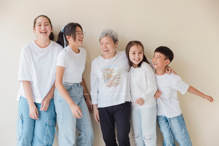 阿嬤及孩子們孫子們一起來拍照，三代同堂的家庭攝影，這張是阿嬤和四個孫子很自然的互動啊！