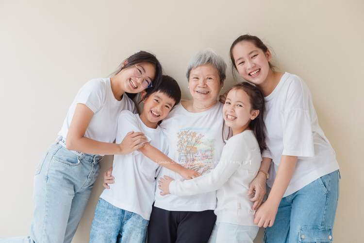 阿嬤及孩子們孫子們一起來拍照，三代同堂的家庭攝影，這張是阿嬤跟四個孫子超可愛超自然的合照！