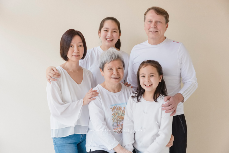 阿嬤及孩子們孫子們一起來拍照，三代同堂的家庭攝影，這張是阿嬤和住在國外的女兒一家的合照！
