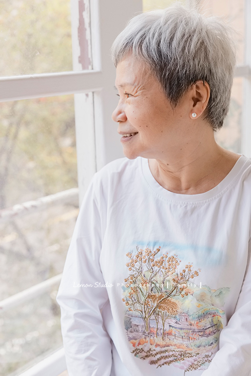 阿嬤及孩子們孫子們一起來拍照，三代同堂的家庭攝影，這張是可愛的阿嬤個人照！