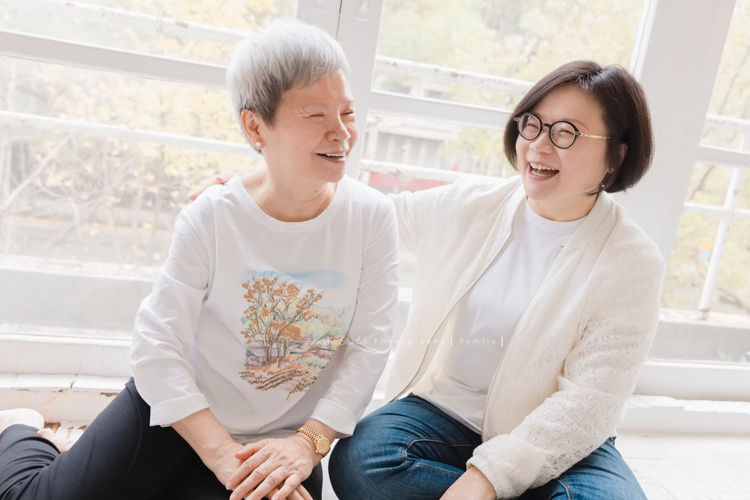阿嬤及孩子們孫子們一起來拍照，三代同堂的家庭攝影，這張是阿嬤和女兒互動，好自然啊！
