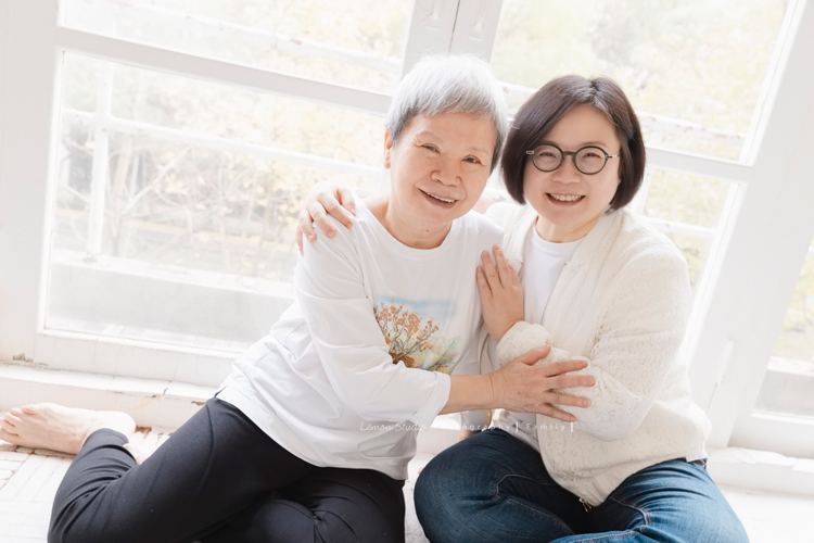 阿嬤及孩子們孫子們一起來拍照，三代同堂的家庭攝影，這張是阿嬤和女兒的合照！