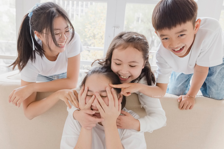阿嬤及孩子們孫子們一起來拍照，三代同堂的家庭攝影，這張是四個孫子彼此開玩笑調皮玩耍的合照！