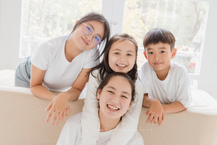 阿嬤及孩子們孫子們一起來拍照，三代同堂的家庭攝影，這張是感情很好的四個孫子的合照！