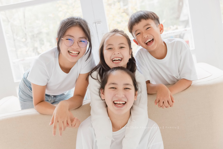 阿嬤及孩子們孫子們一起來拍照，三代同堂的家庭攝影，這張是四個孫子可愛開心的合照！