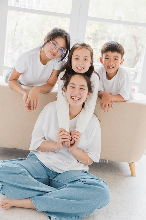 阿嬤及孩子們孫子們一起來拍照，三代同堂的家庭攝影，這張是四個孫子的合照！