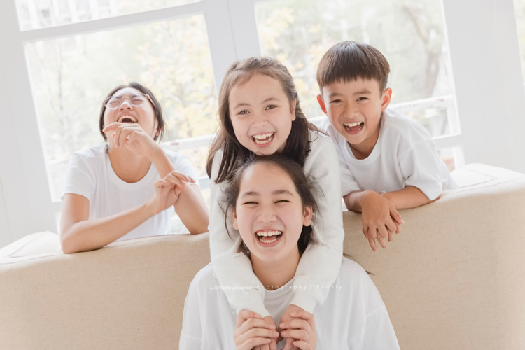 阿嬤及孩子們孫子們一起來拍照，三代同堂的家庭攝影，這張是四個孫子很歡樂的合照！